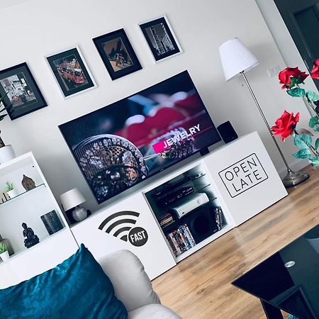 Appartement E1 Luxury Oldtown Apt - 2X Parking, Foodstore, Pcscreen, Netflix, Unlimited Music, Crib, Babychair, Fastwifi, Aircon à Košice Extérieur photo