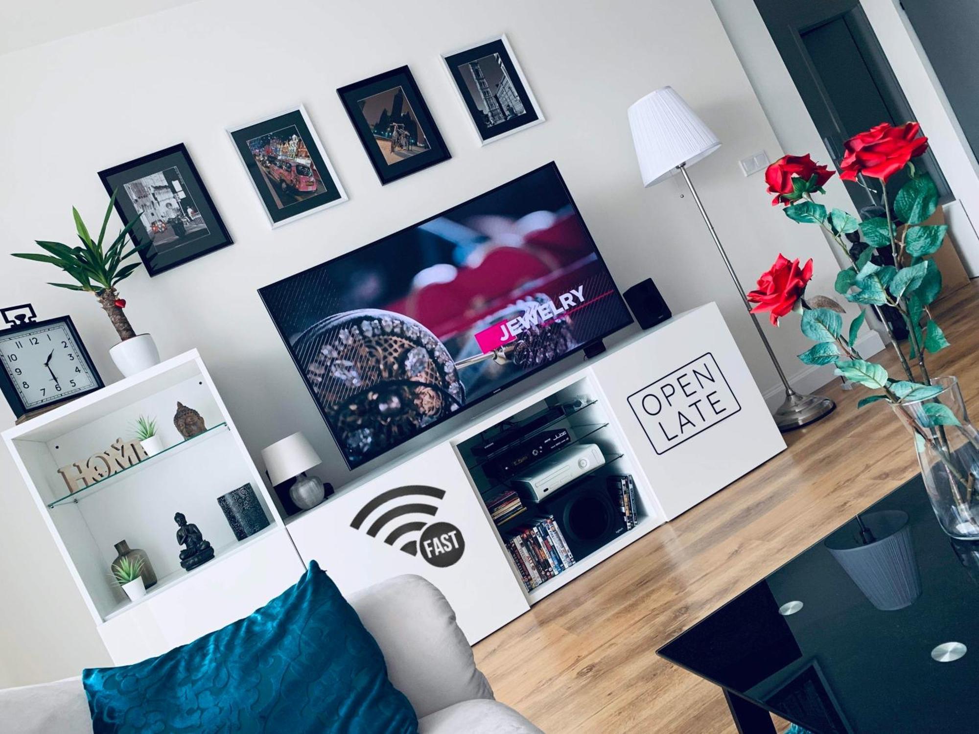 Appartement E1 Luxury Oldtown Apt - 2X Parking, Foodstore, Pcscreen, Netflix, Unlimited Music, Crib, Babychair, Fastwifi, Aircon à Košice Extérieur photo